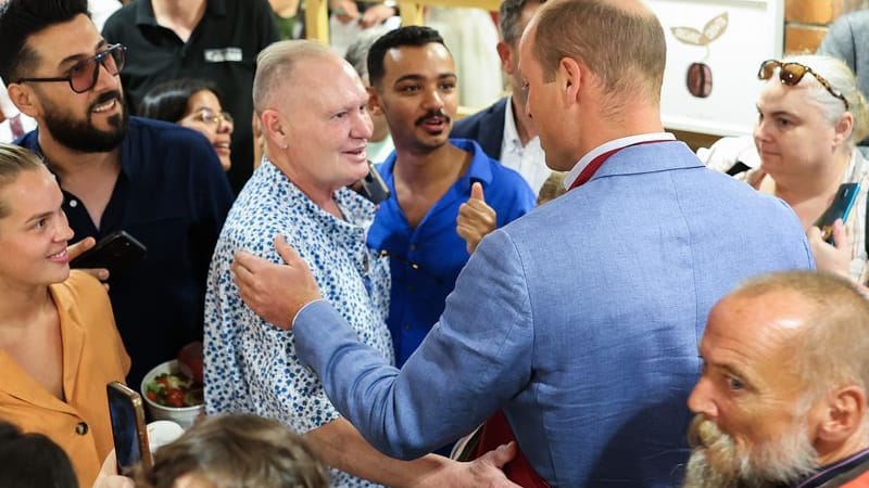 William und "Gazza": Der Prinz von Wales (r.) begrüßt Paul Gascoigne bei einem Besuch in einer Pret-A-Manger-Filiale in Bournemouth in Dorset (Archivbild).