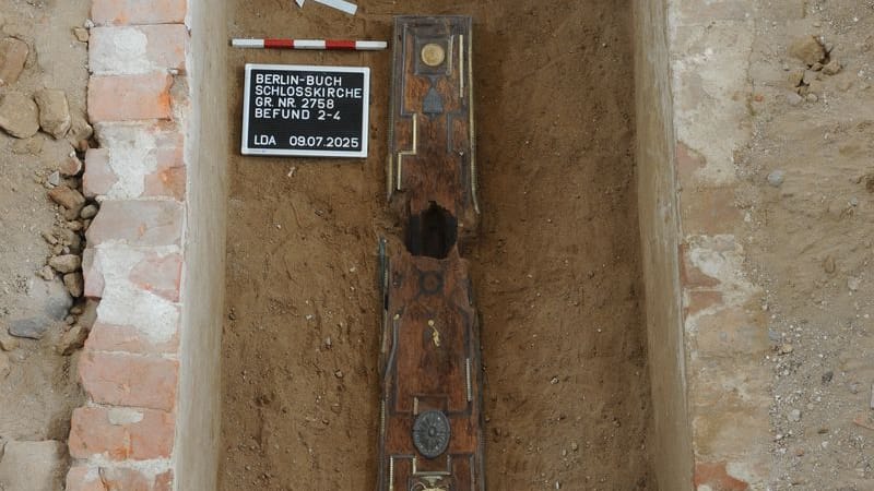 Blick auf ein aufwendig verziertes Grab in der Schlosskirche Buch: Vor Kurzem entdeckten Archäologen den Fund. Blick auf ein aufwendig verziertes Grab in der Schlosskirche Buch: Vor Kurzem entdeckten Archäologen den Fund.