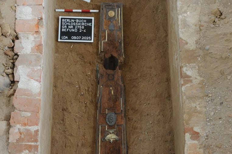 Blick auf ein aufwendig verziertes Grab in der Schlosskirche Buch: Vor Kurzem entdeckten Archäologen den Fund.