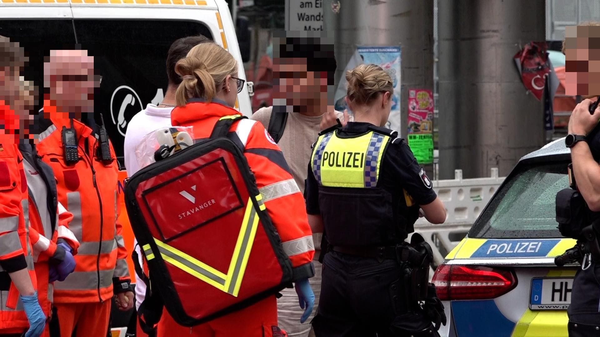 Eine Person wird von Rettungskräften versorgt: Der Mann erlitt bei dem Angriff eine Wunde am Ohr.