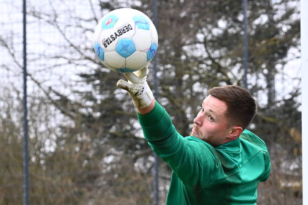 Lennart Grill (hier noch auf dem Trainingsplatz von SpVgg Greuther Fürth ) bei einer Parade (Archivfoto): Wird er die Nummer eins von Dynamo?