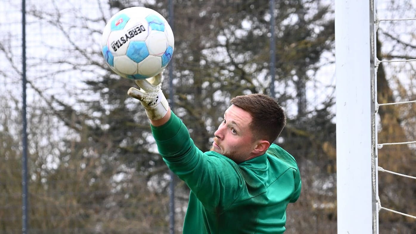 Lennart Grill (hier noch auf dem Trainingsplatz von SpVgg Greuther Fürth ) bei einer Parade (Archivfoto): Wird er die Nummer eins von Dynamo?