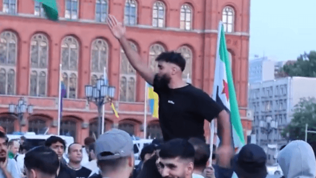 Eine Szene der Demo vor dem Roten Rathaus: Dort soll es zu Aufrufen von Gewalt gegen die Drusen gekommen sein.