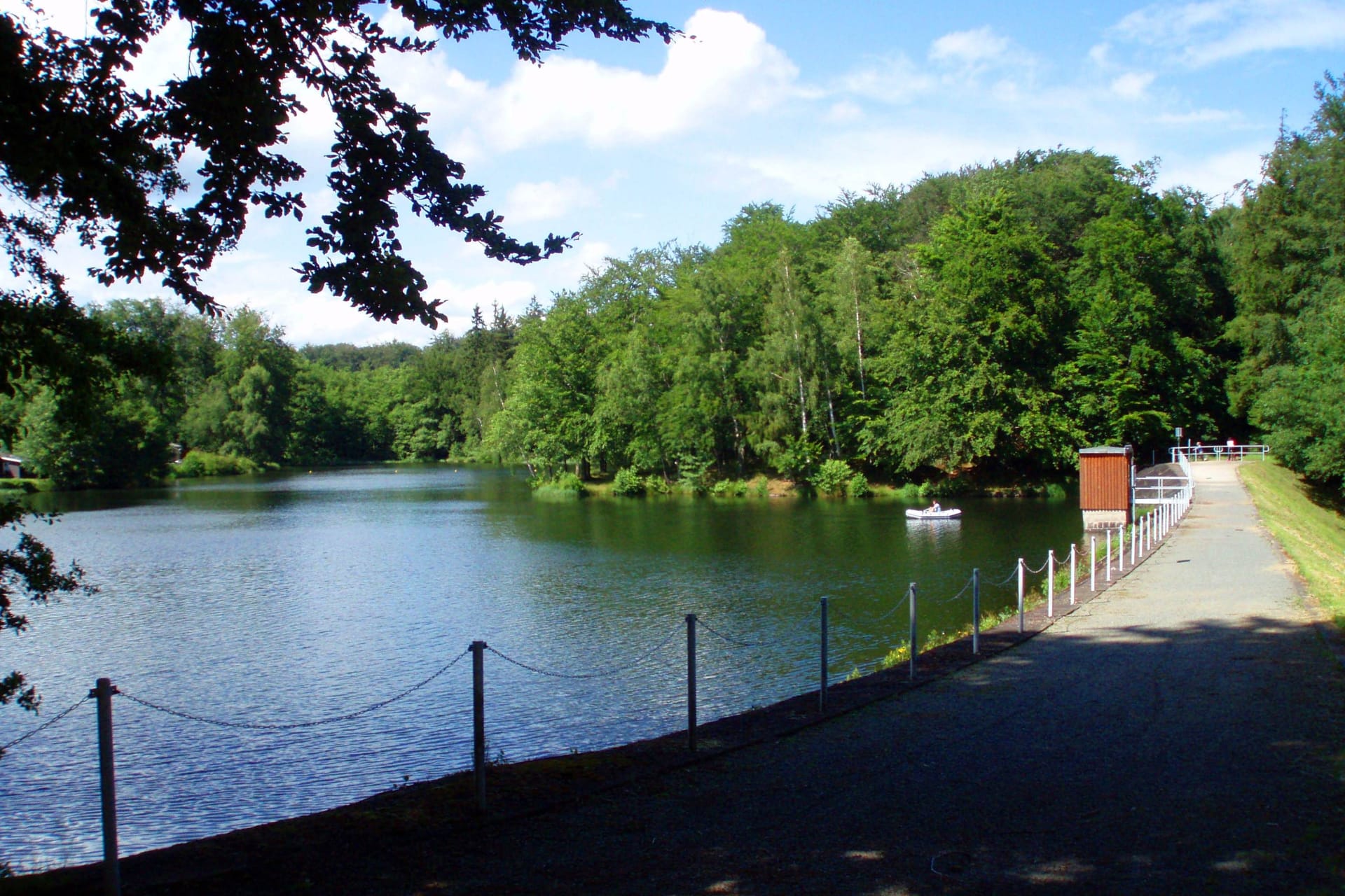 Staudamm des Bremer Teiches (Archivbild): Das Gewässer im Harz ist ein geeignetes Ausflugsziel im Sommer.
