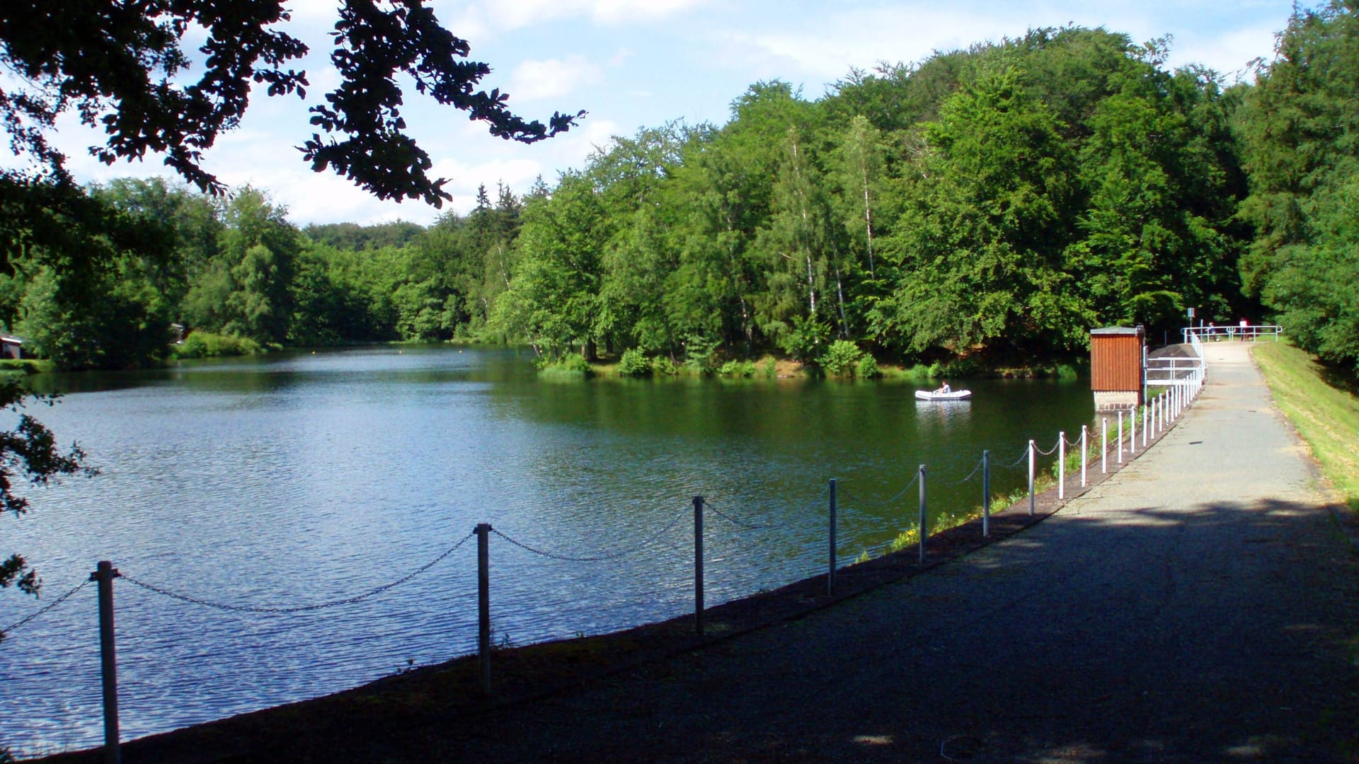 Staudamm des Bremer Teiches (Archivbild): Das Gewässer im Harz ist ein geeignetes Ausflugsziel im Sommer.