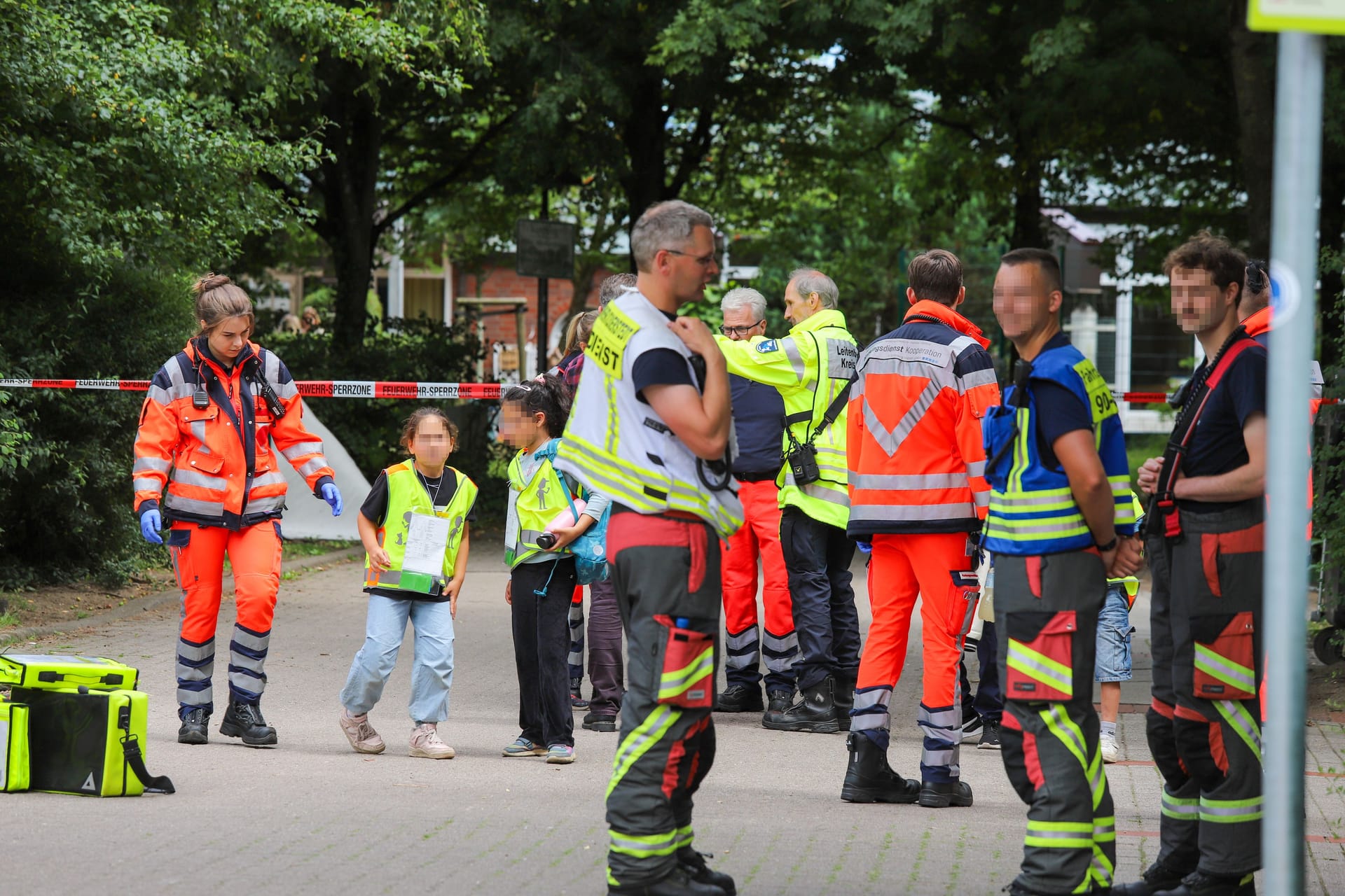 Rettungskräfte kümmern sich um die Fahrgäste des Busses: Nach einer Vollbremsung wurden mehrere Personen verletzt.