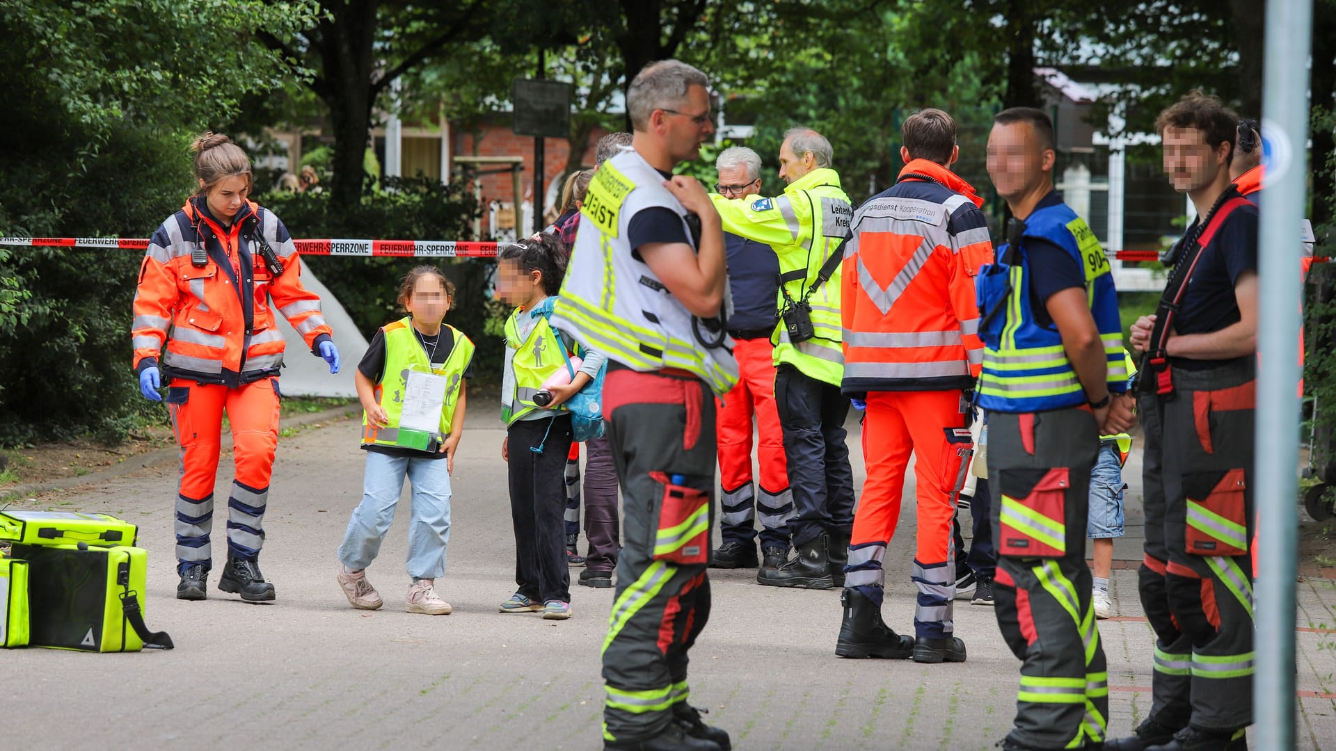 Rettungskräfte kümmern sich um die Fahrgäste des Busses: Nach einer Vollbremsung wurden mehrere Personen verletzt. Rettungskräfte kümmern sich um die Fahrgäste des Busses: Nach einer Vollbremsung wurden mehrere Personen verletzt.