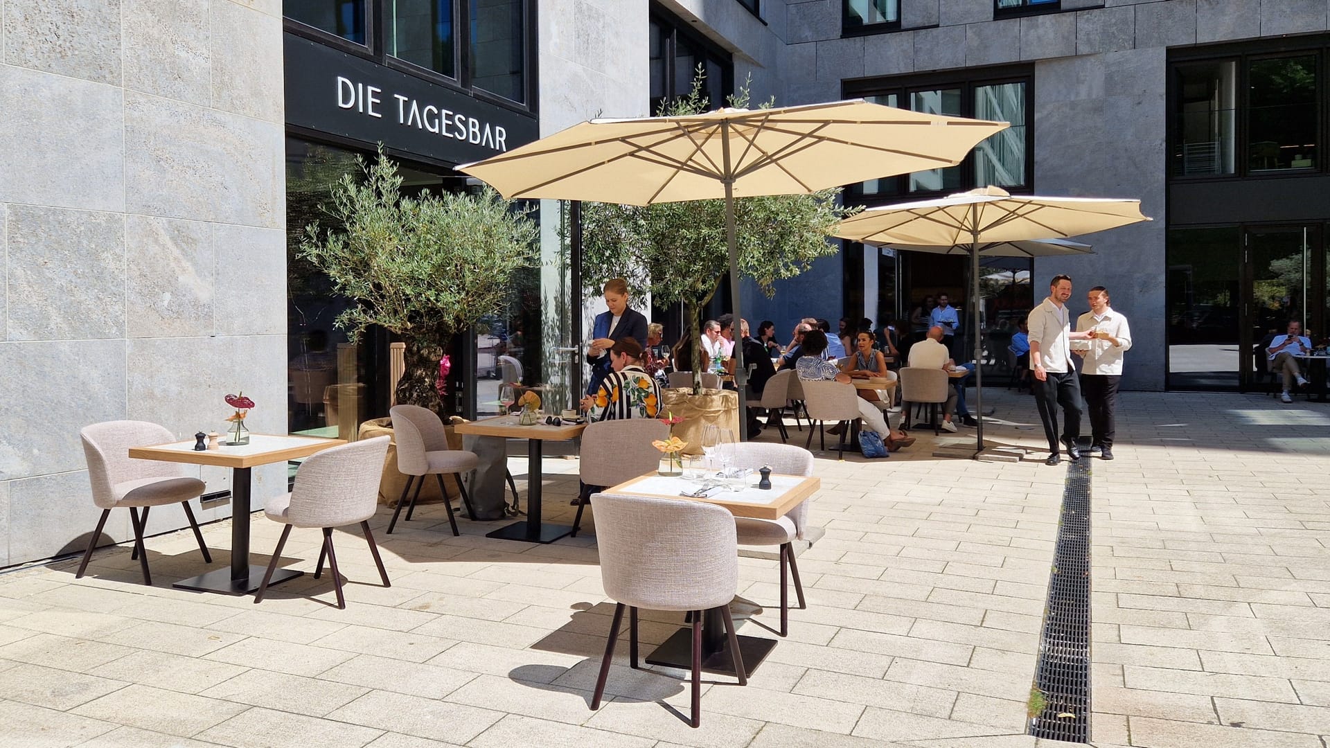 Die Tagesbar an der Nikolaiskirche in der Hamburger Innenstadt.