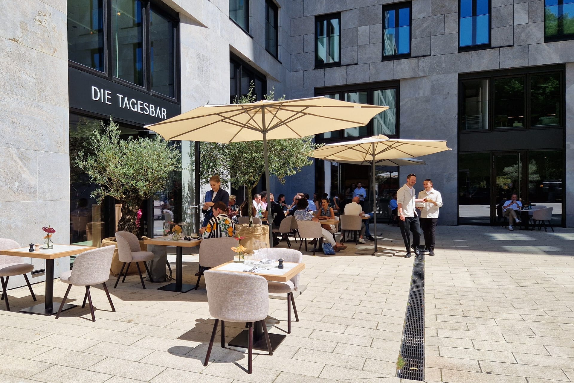 Die Tagesbar an der Nikolaiskirche in der Hamburger Innenstadt.