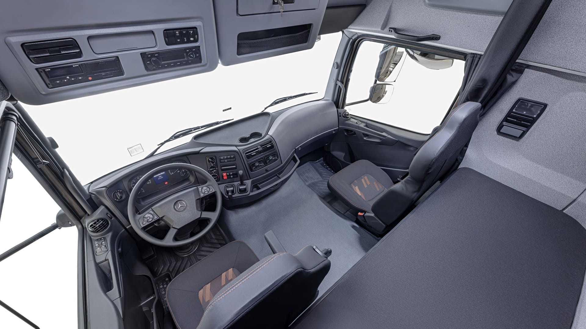 Cockpit des neuen Axor: Mehr Platz, moderne Armaturen – und optional ein hohes Dach für lange Strecken.