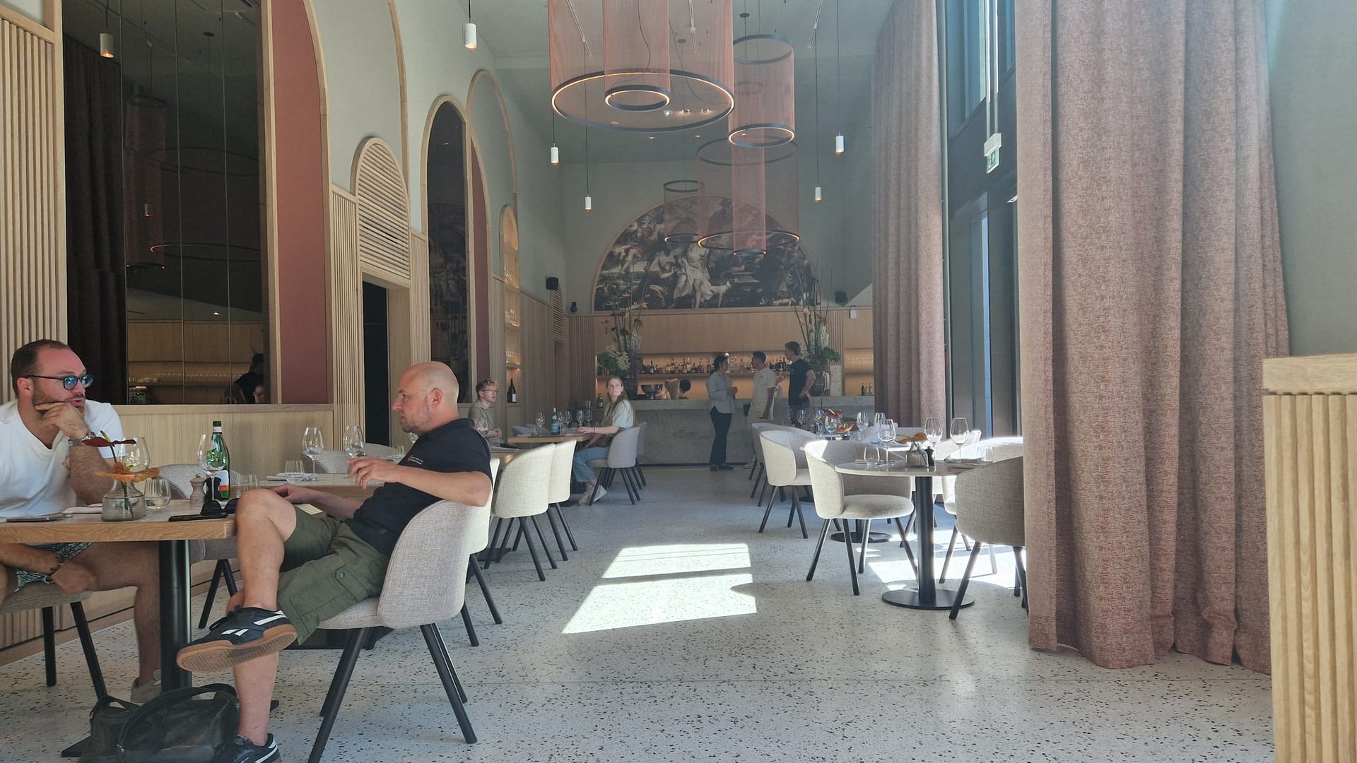 Ein Blick in den Innenraum: Die "Tagesbar ist werktags von 11:30 bis 19 Uhr geöffnet.