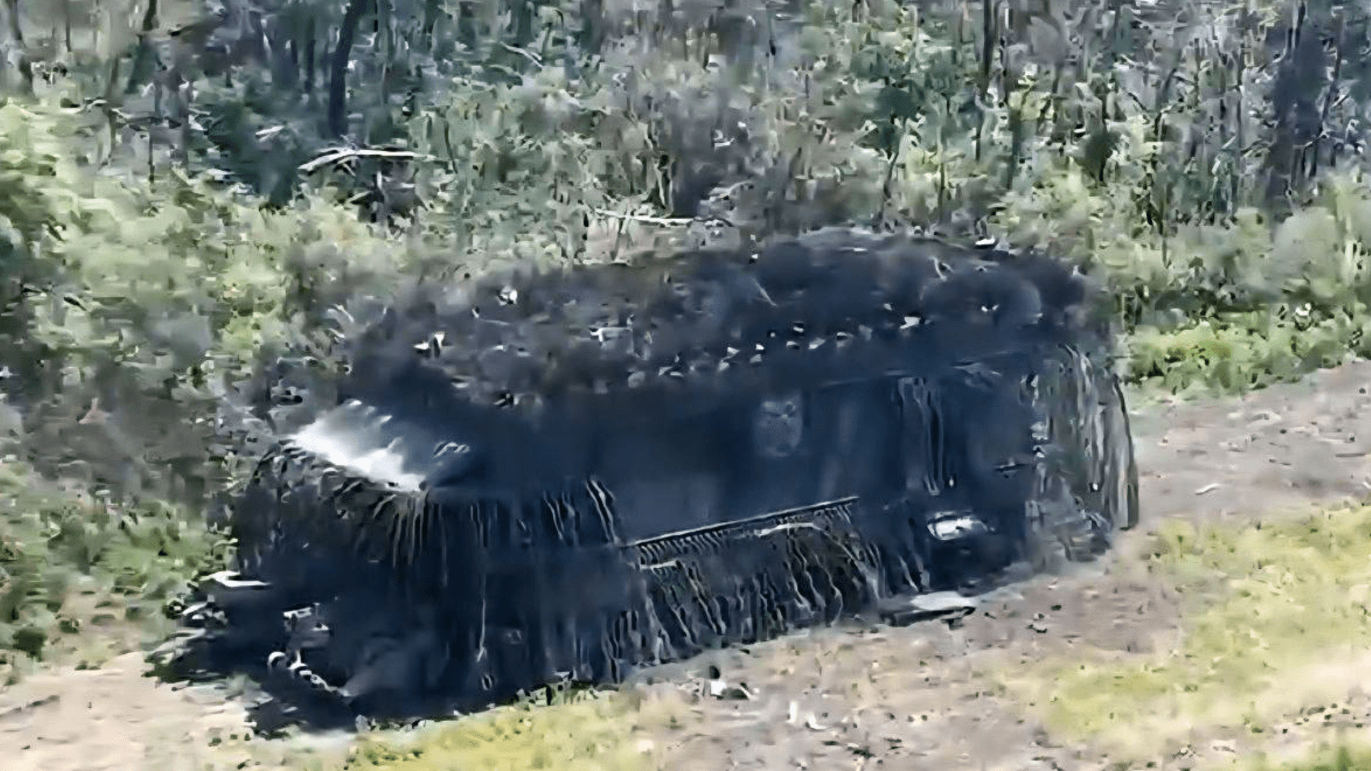 Screenshot aus einem Drohnenvideo: Dieser russische "Schildkrötenpanzer" wurde offenbar mehrfach modifiziert – wohl um Luftangriffen besser standzuhalten.
