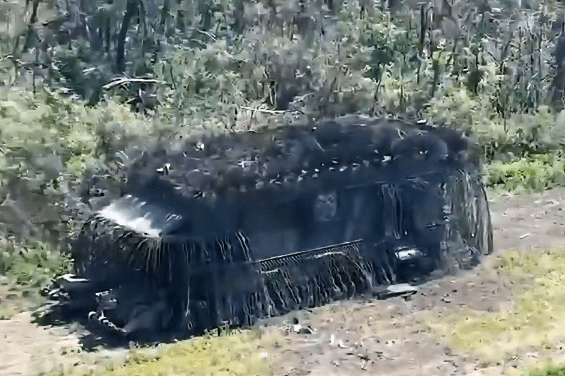 Screenshot aus einem Drohnenvideo: Dieser russische "Schildkrötenpanzer" wurde offenbar mehrfach modifiziert – wohl um Luftangriffen besser standzuhalten.