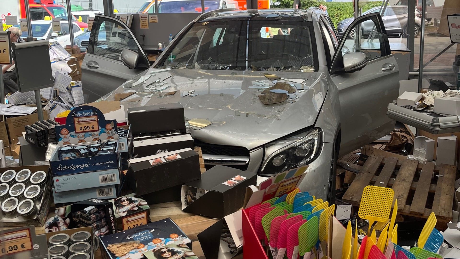 Unfall in Ratingen: Das Auto "parkte" mitten im Laden.
