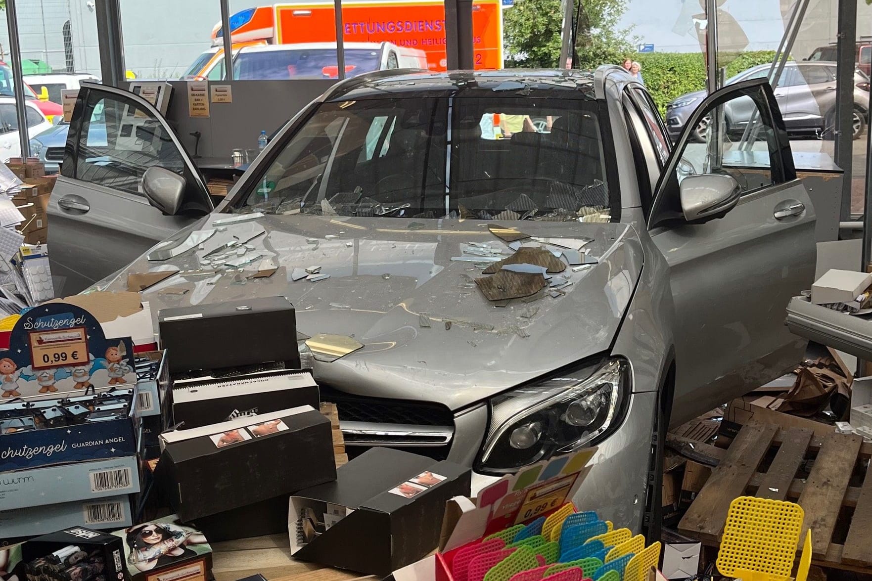 Unfall in Ratingen: Das Auto "parkte" mitten im Laden.