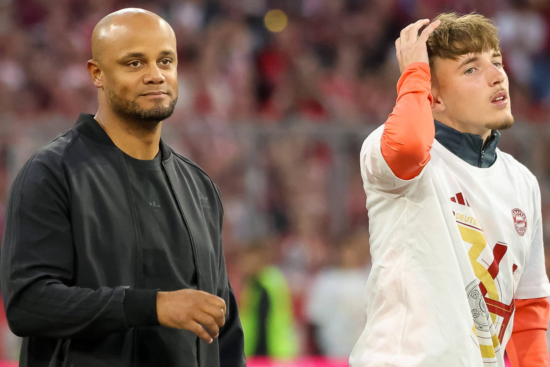 Vincent Kompany (l.) und Lennart Karl: Der Cheftrainer des FC Bayern plant das Supertalent wohl als Backup für die rechte Seite ein.
