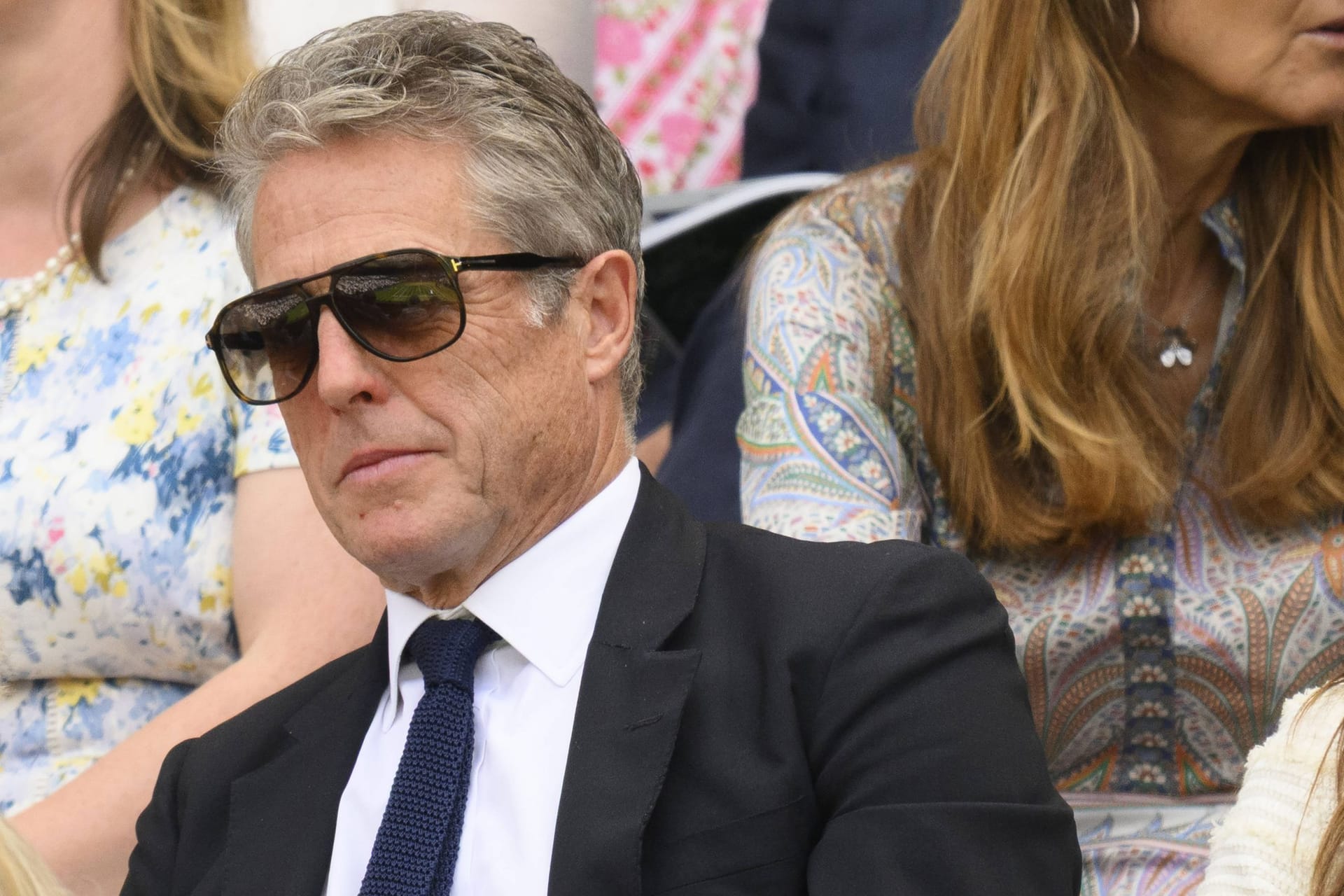 Stargast: Hugh Grant in der Royal Box am Centre Court von Wimbledon.