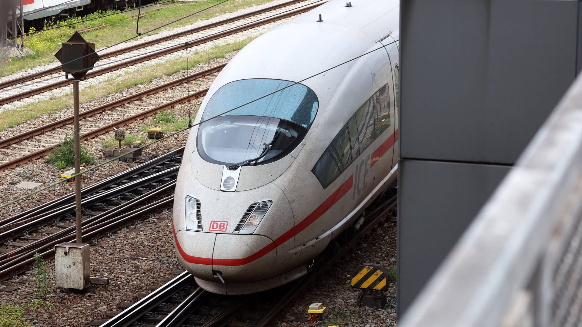 Ein ICE der Deutschen Bahn in Bayern (Symbolbild): Polizei und Rettungskräfte sind mit einem Großaufgebot am Tatort.