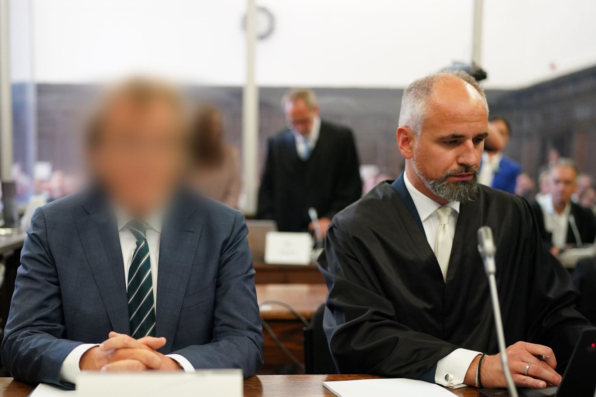 Der Verteidiger Marco Voss neben seinem Mandanten Andreas Costard, der hier aus rechtlichen Gründen unkenntlich gemacht wurde.