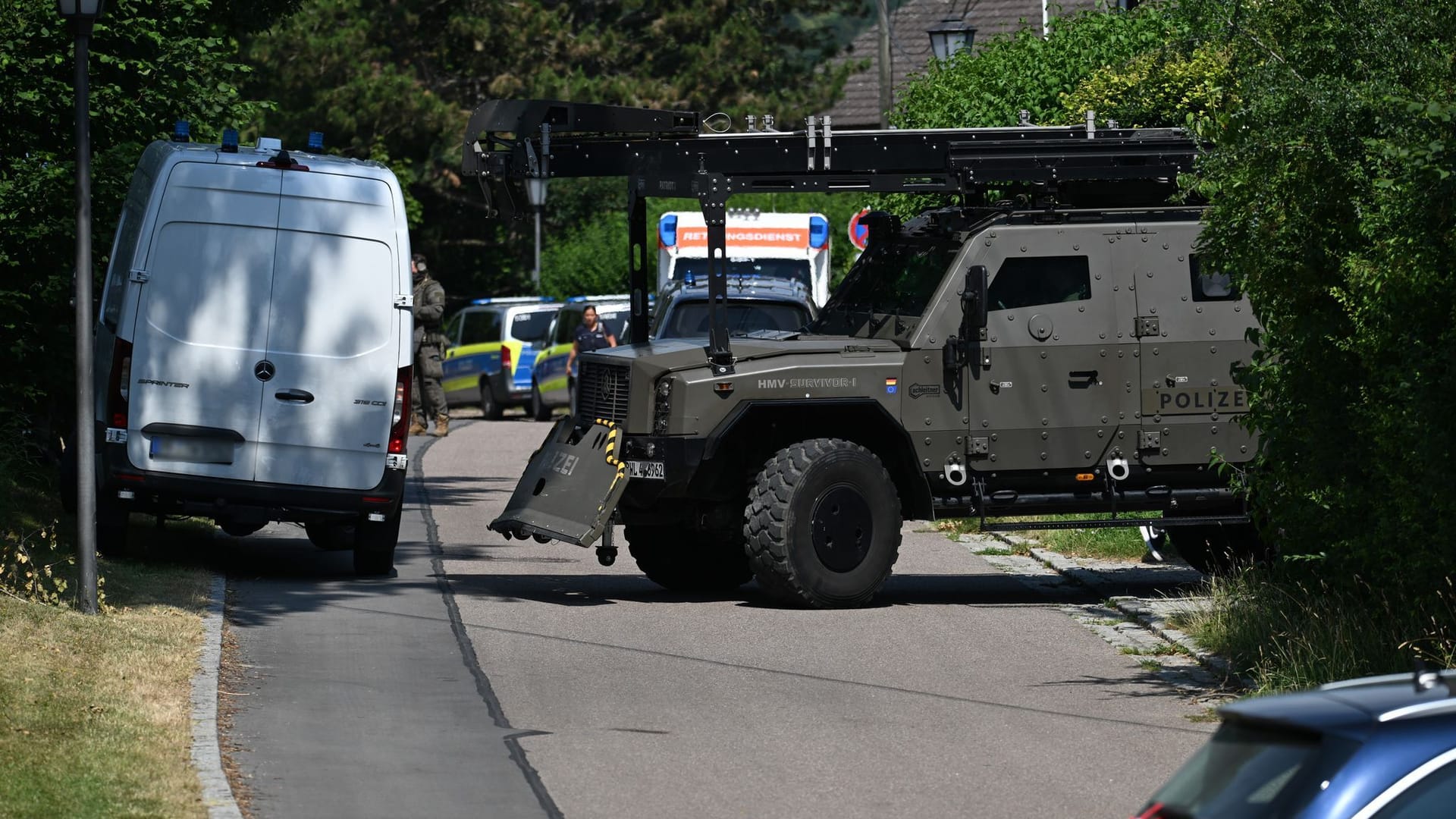 Ein Spezial-Fahrzeug der Polizei steht am Einsatzort in Rosengarten.