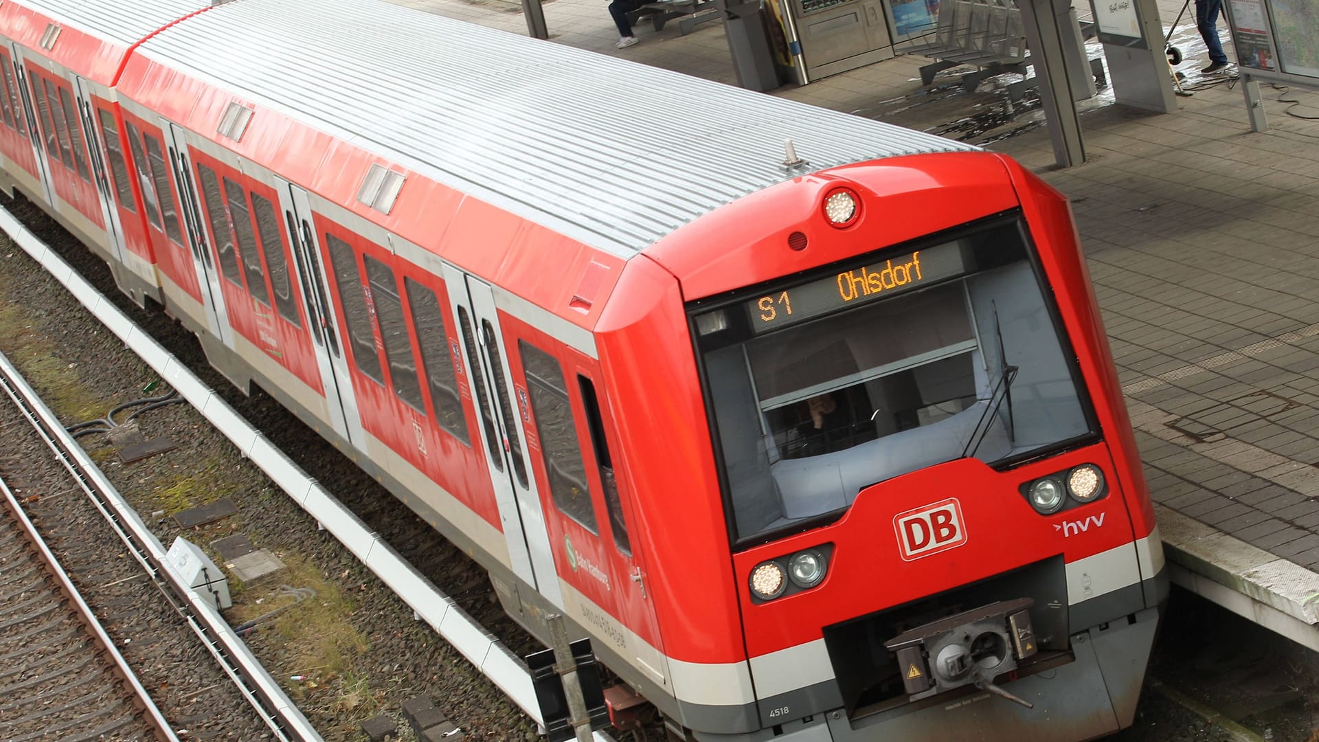 Eine S-Bahn der Linie S1 in Richtung Ohlsdorf hält im S-Bahnhof Poppenbüttel (Symbolfoto): Im S-Bahn-Netz der Hansestadt kommt es zu neuen Verzögerungen.