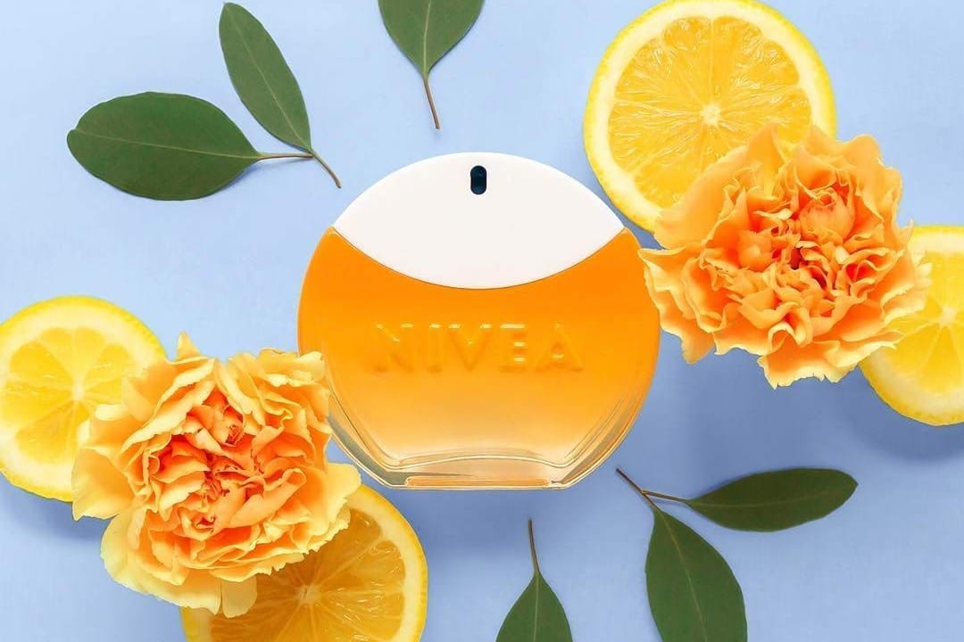 Das Nivea Sun Eau de Toilette versprüht Sonnencreme-Duft aus dem Flakon.