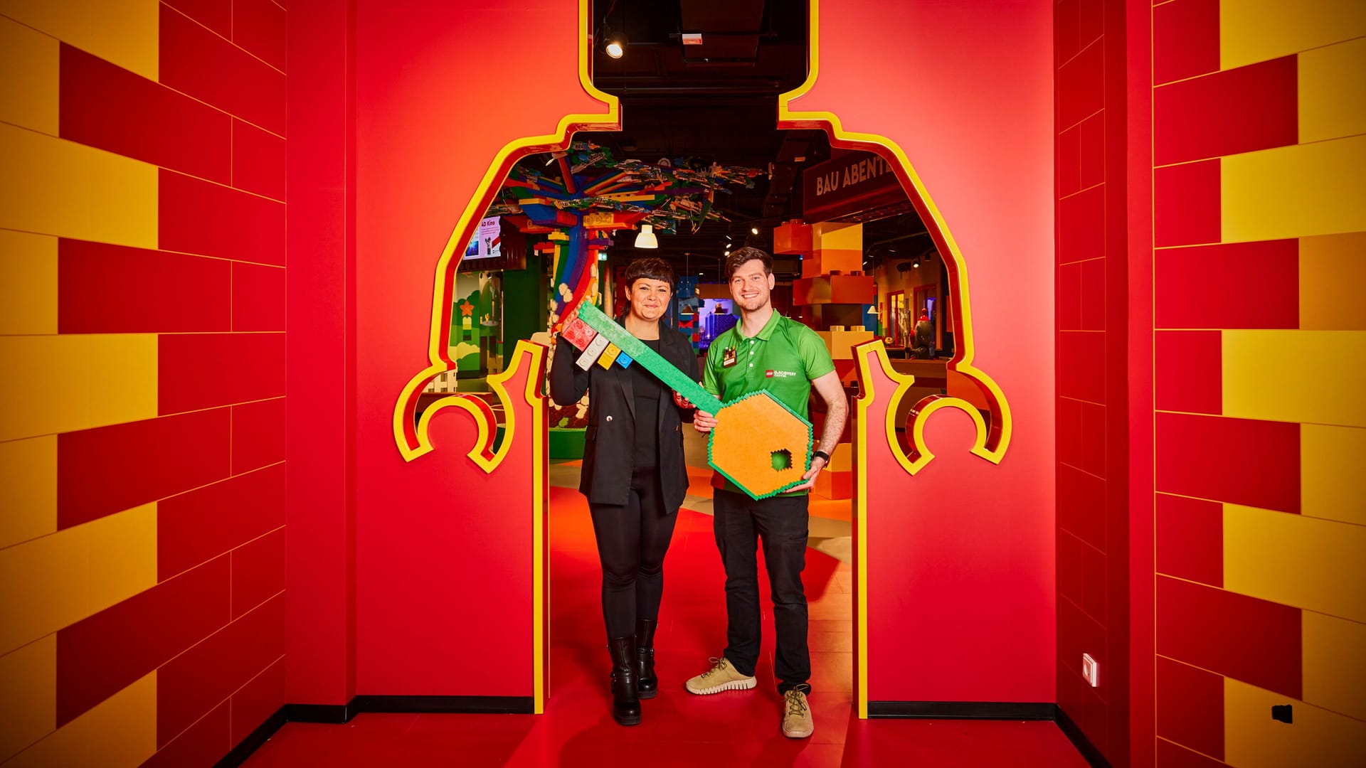 Miriam Wolframm, die General Managerin des Lego Discovery Centers (links) und Robert Püschel, der Master Model Builder stehen im großen Indoorspielplatz im Westfield (Archivbild). Miriam Wolframm, die General Managerin des Lego Discovery Centers (links) und Robert Püschel, der Master Model Builder stehen im großen Indoorspielplatz im Westfield (Archivbild).