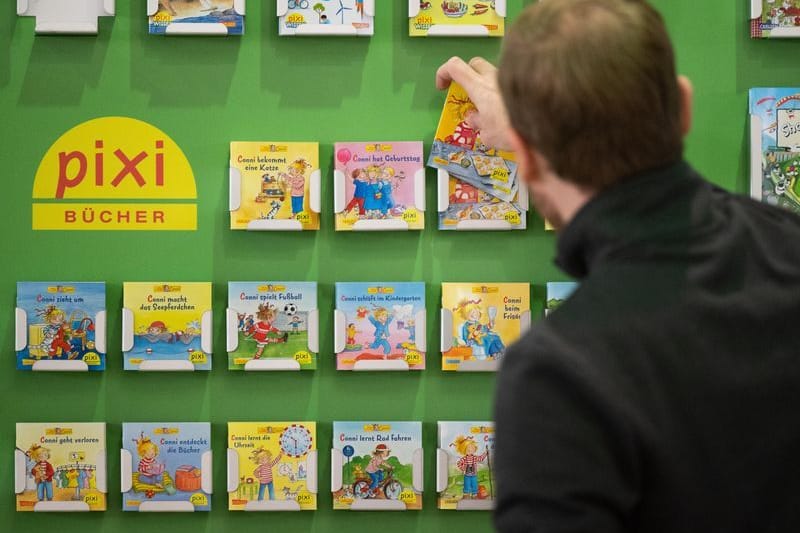 Ein Mann räumt Conni-Kinderbücher in ein Regal: Die Kinderfigur wurde zum Meme.