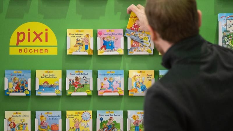 Ein Mann räumt Conni-Kinderbücher in ein Regal: Die Kinderfigur wurde zum Meme. Ein Mann räumt Conni-Kinderbücher in ein Regal: Die Kinderfigur wurde zum Meme.