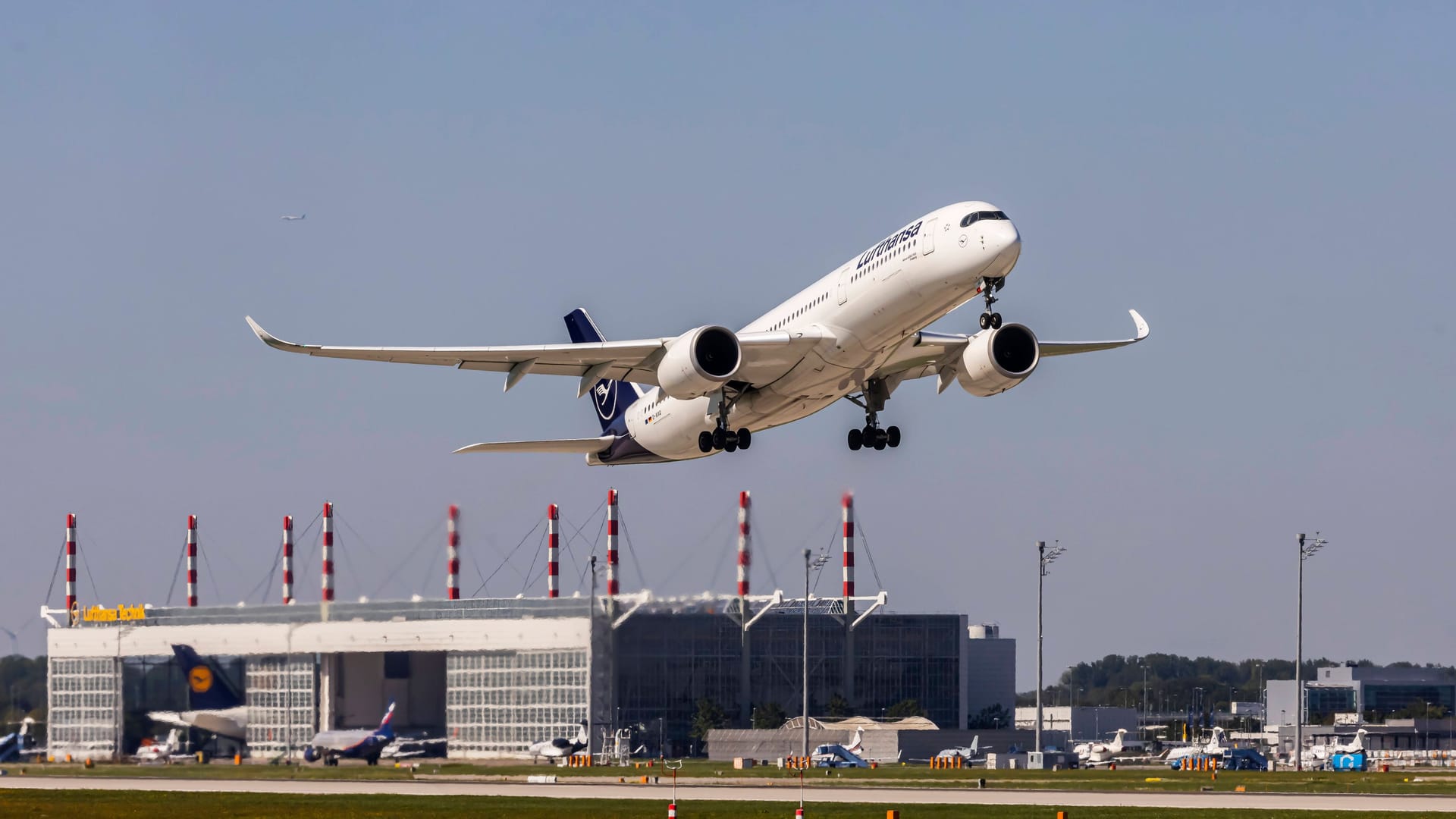 Eine Maschine landet am Flughafen München (Archivbild): Eine Maschine landet am Flughafen München (Archivbild):