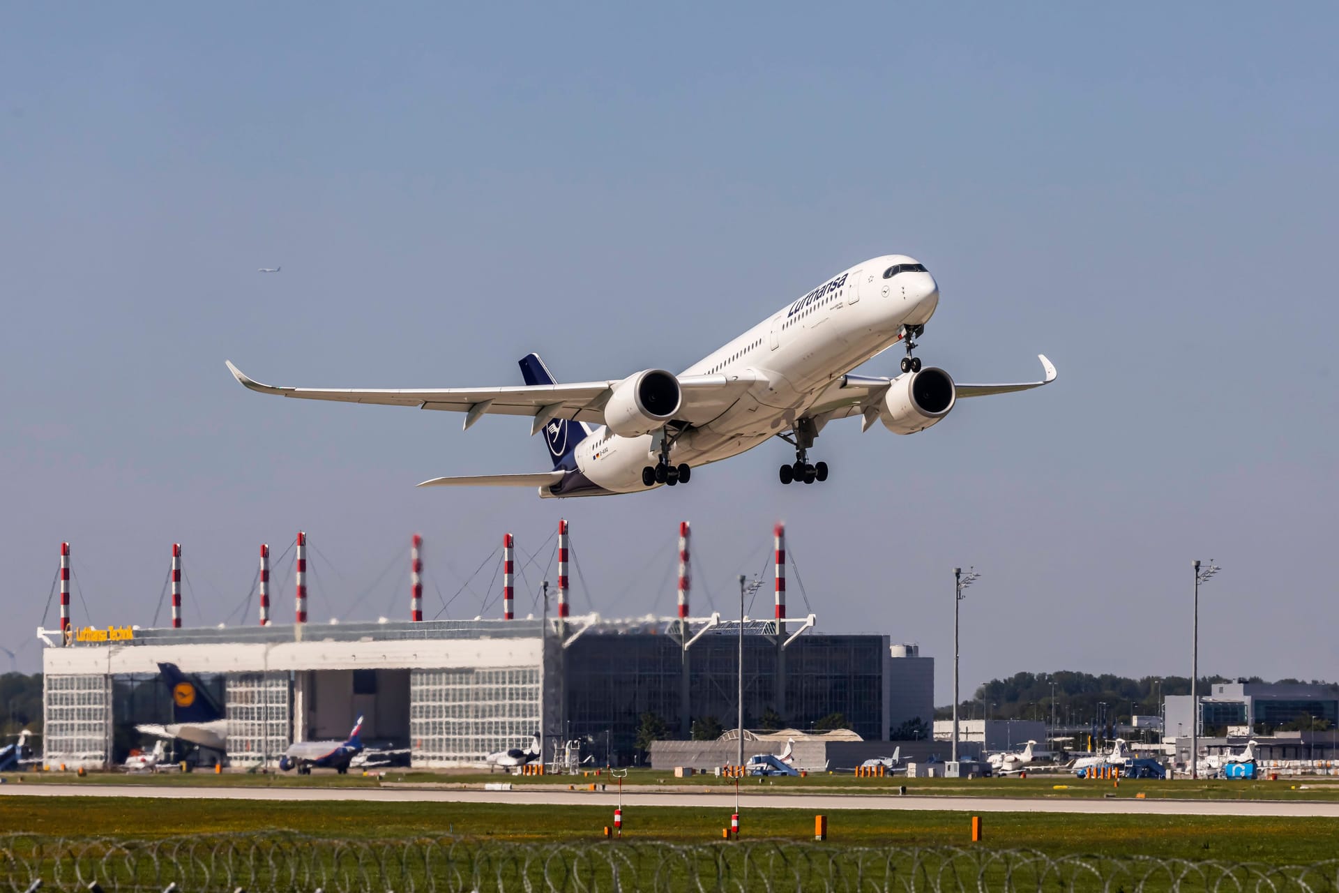 Eine Maschine landet am Flughafen München (Archivbild):