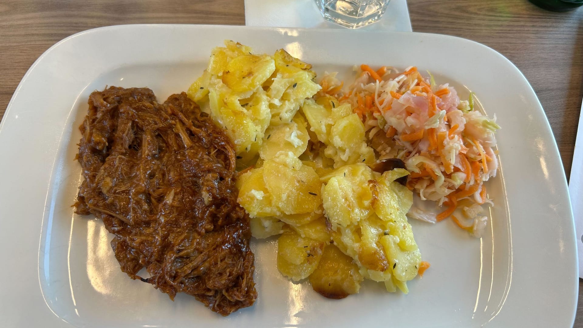 Pulled Pork, Kartoffelgratin und Krautsalat: Jetzt gibt es im tschechischen Bistro auch modernere Küche.
