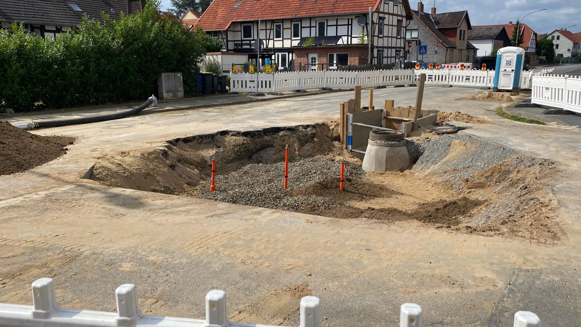 Nach dem Wasserrohrbruch: Baustelle und Sperrung in Wenden.
