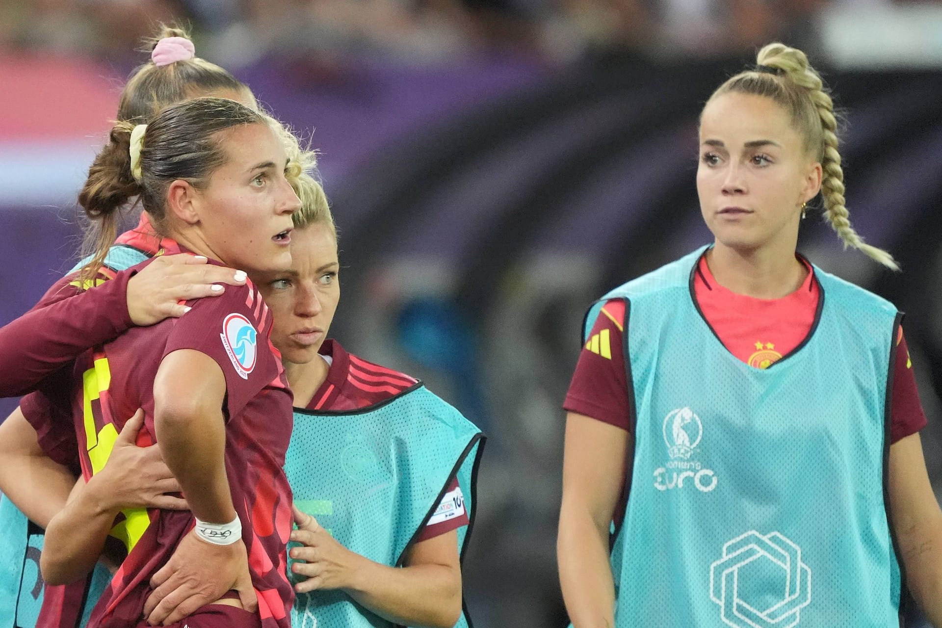 Carlotta Wamser (l.) und Giulia Gwinn (r.): Beide Spielerinnen setzen aktuell aus. Carlotta Wamser (l.) und Giulia Gwinn (r.): Beide Spielerinnen setzen aktuell aus.