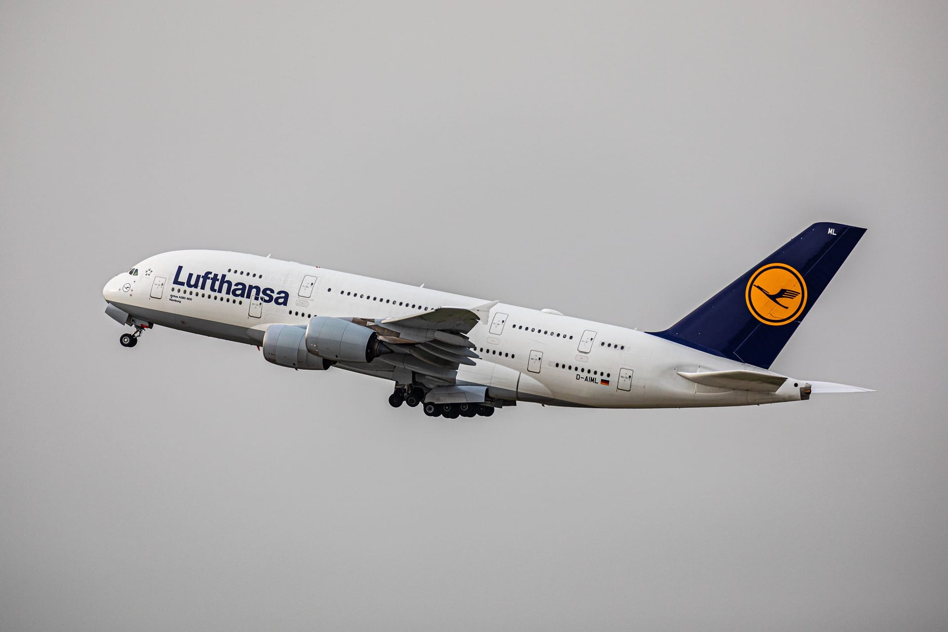 Ein Airbus A380 der deutschen Fluggesellschaft Lufthansa (Symbolbild): Die Maschine musste auf dem Weg von Los Angeles nach München zwischenlanden.