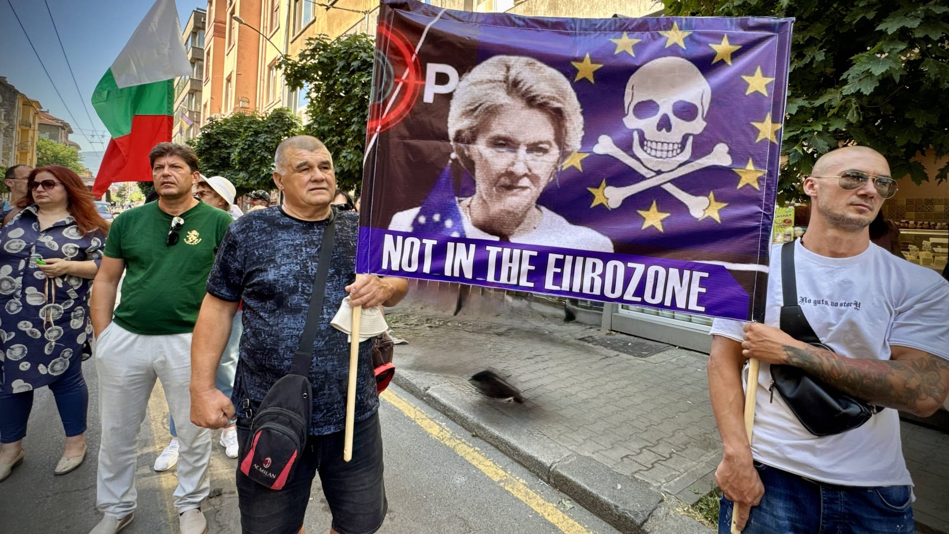 In Bulgariens Hauptstadt Sofia: Tausende Demonstranten und Anhänger der populistischen Partei "Velicie Dignity" protestieren Ende Juni 2025 gegen den Beitritt zur Euro-Zone.