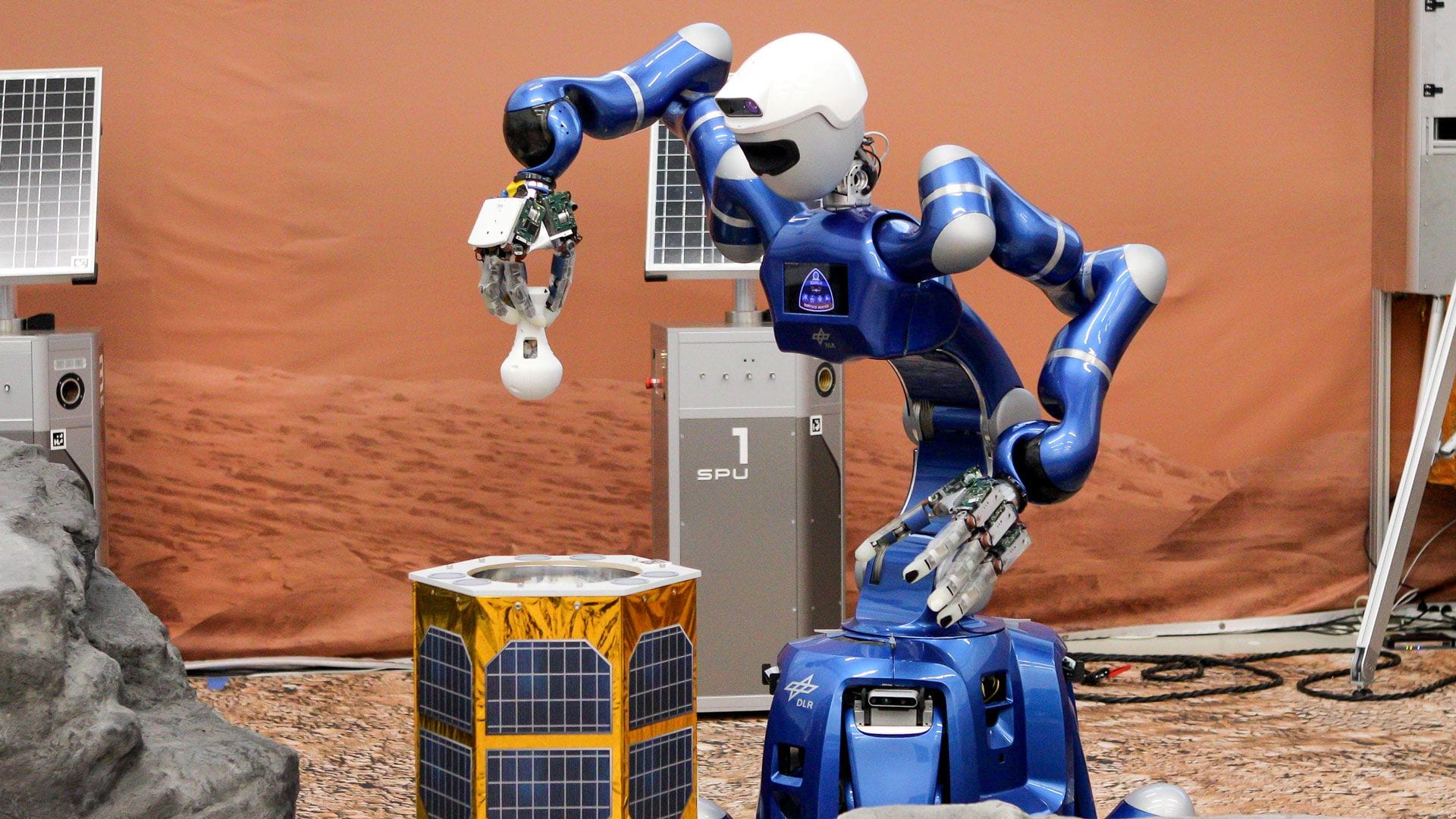 DLR-Roboter "Rollin’ Justin" holt Probenbehälter ab: Die Handlungen des Gefährts wurden aus dem All vom NASA-Astronauten Jonny Kim gesteuert.
