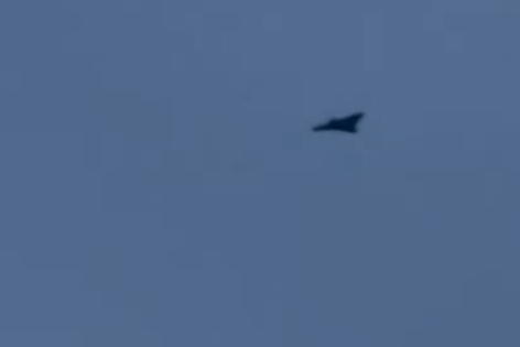 Unbekanntes Flugobjekt am Himmel über Litauen (Videostandbild): Anwohner berichteten von einer möglichen Drohne, die wohl aus Belarus stammt.