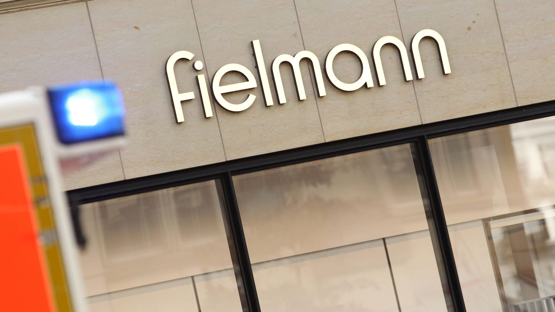 Das Fielmann-Logo an einer Filiale der Kette (Symbolbild): Der Hamburger Optiker konzentriert sich verstärkt auf das Geschäft in den USA. Das Fielmann-Logo an einer Filiale der Kette (Symbolbild): Der Hamburger Optiker konzentriert sich verstärkt auf das Geschäft in den USA.