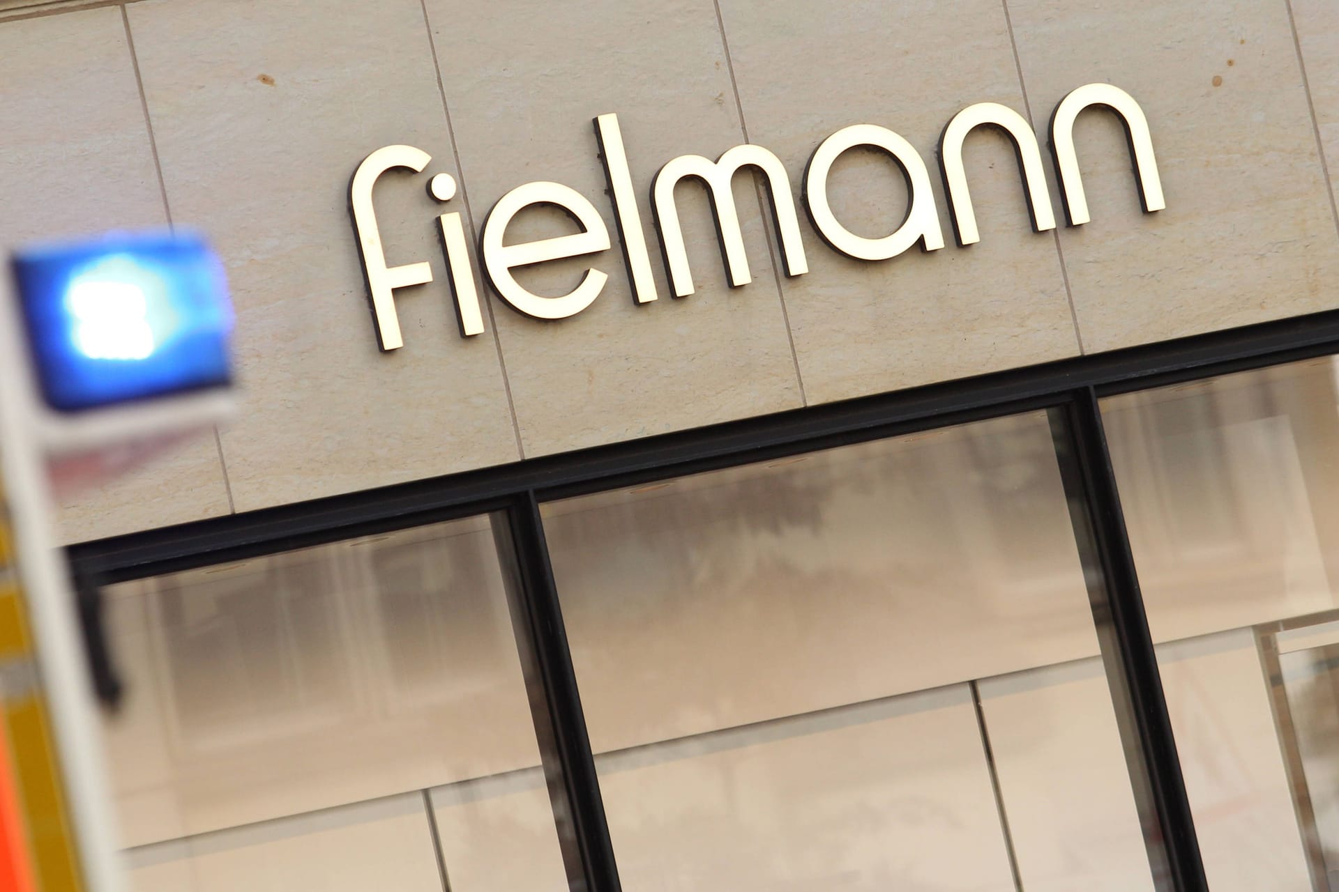 Das Fielmann-Logo an einer Filiale der Kette (Symbolbild): Der Hamburger Optiker konzentriert sich verstärkt auf das Geschäft in den USA.