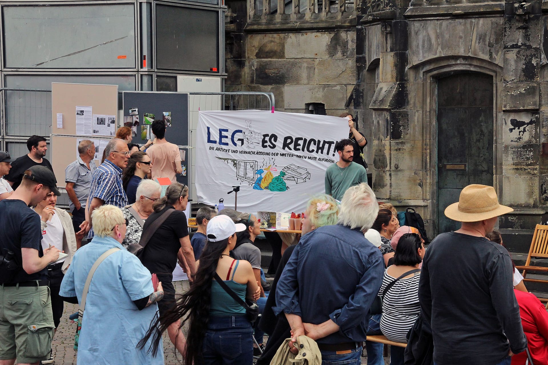 "LEG – Es reicht!" steht auf einem Banner: Unter diesem Motto fand eine Kundgebung vor dem Rathaus statt.