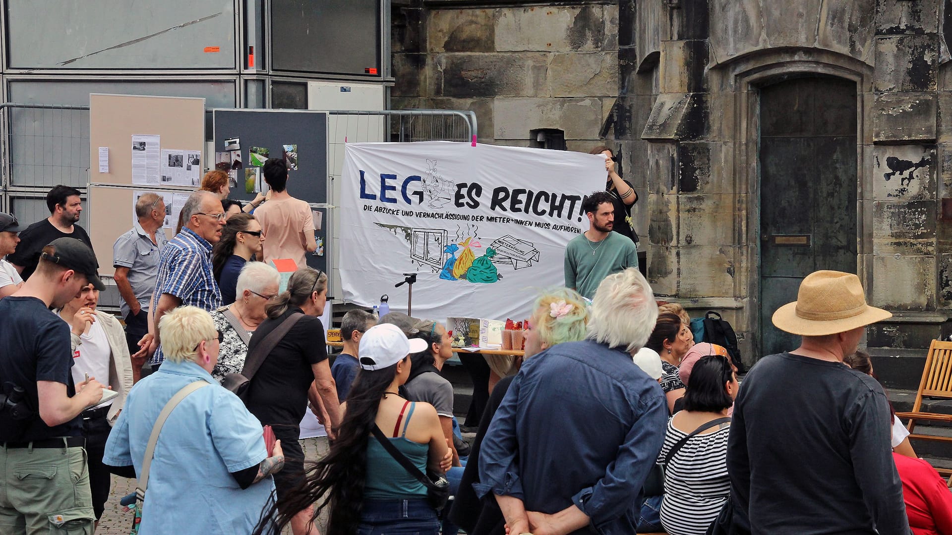 "LEG – Es reicht!" steht auf einem Banner: Unter diesem Motto fand eine Kundgebung vor dem Rathaus statt. "LEG – Es reicht!" steht auf einem Banner: Unter diesem Motto fand eine Kundgebung vor dem Rathaus statt.