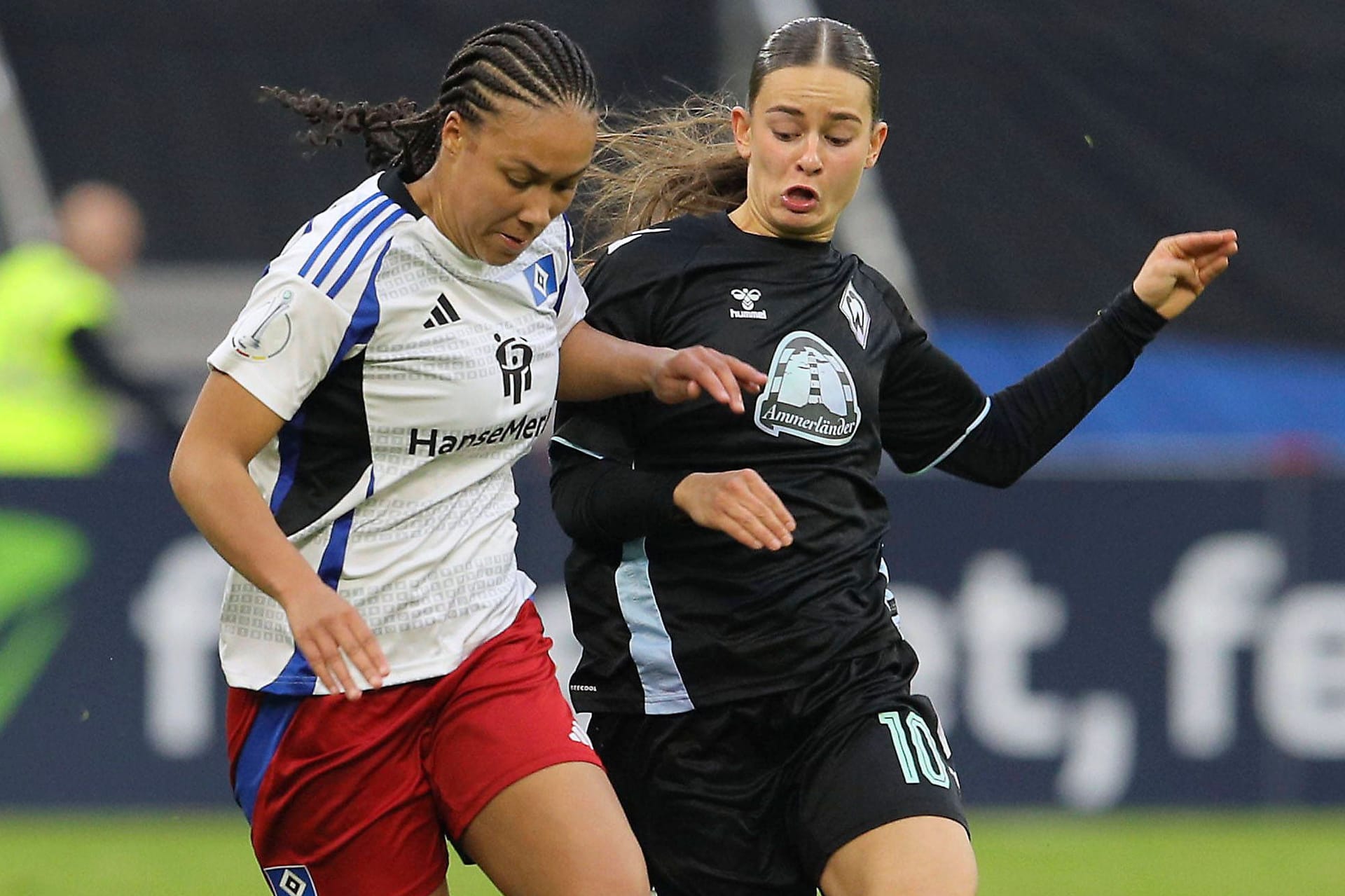 Melina Krüger (l.) im Duell mit Werders Tuana Mahmoud (Archivbild): Das erste Nordderby der Frauen in der Bundesliga wird im Weserstadion ausgetragen. Melina Krüger (l.) im Duell mit Werders Tuana Mahmoud (Archivbild): Das erste Nordderby der Frauen in der Bundesliga wird im Weserstadion ausgetragen.