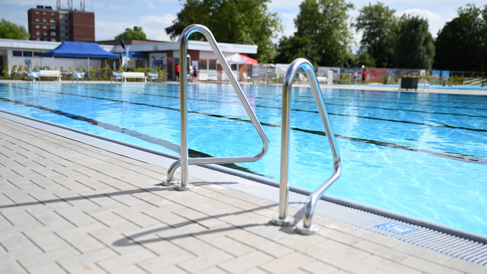 Schwimmbad (Symbolbild): Für Tage, an denen ein Besucheransturm erwartet wird, engagieren manche Freibäder Sicherheitsleute.