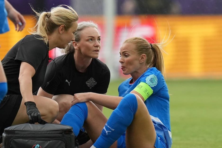 Glódís Viggósdóttir (r.) bei ihrer Behandlung: Die Spielerin vom FC Bayern kämpfte mit Magen-Darm-Problemen.