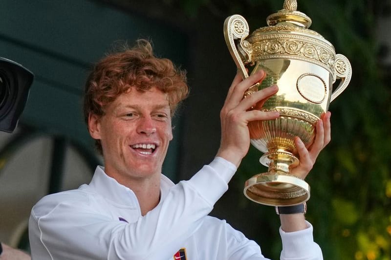 Der Italiener Jannik Sinner hält die Trophäe nach seinem Wimbledon-Sieg.