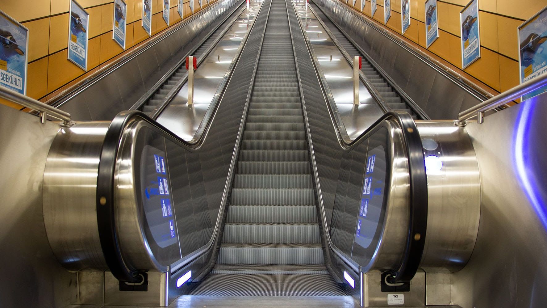 Die längsten Rolltreppen in Bayern befinden sich am U-Bahnhof Karlsplatz (Stachus). Auf 56,5 Metern und mit 244 Stufen je Fahrtreppe verbinden sie den Bahnsteig von U4 und U5.