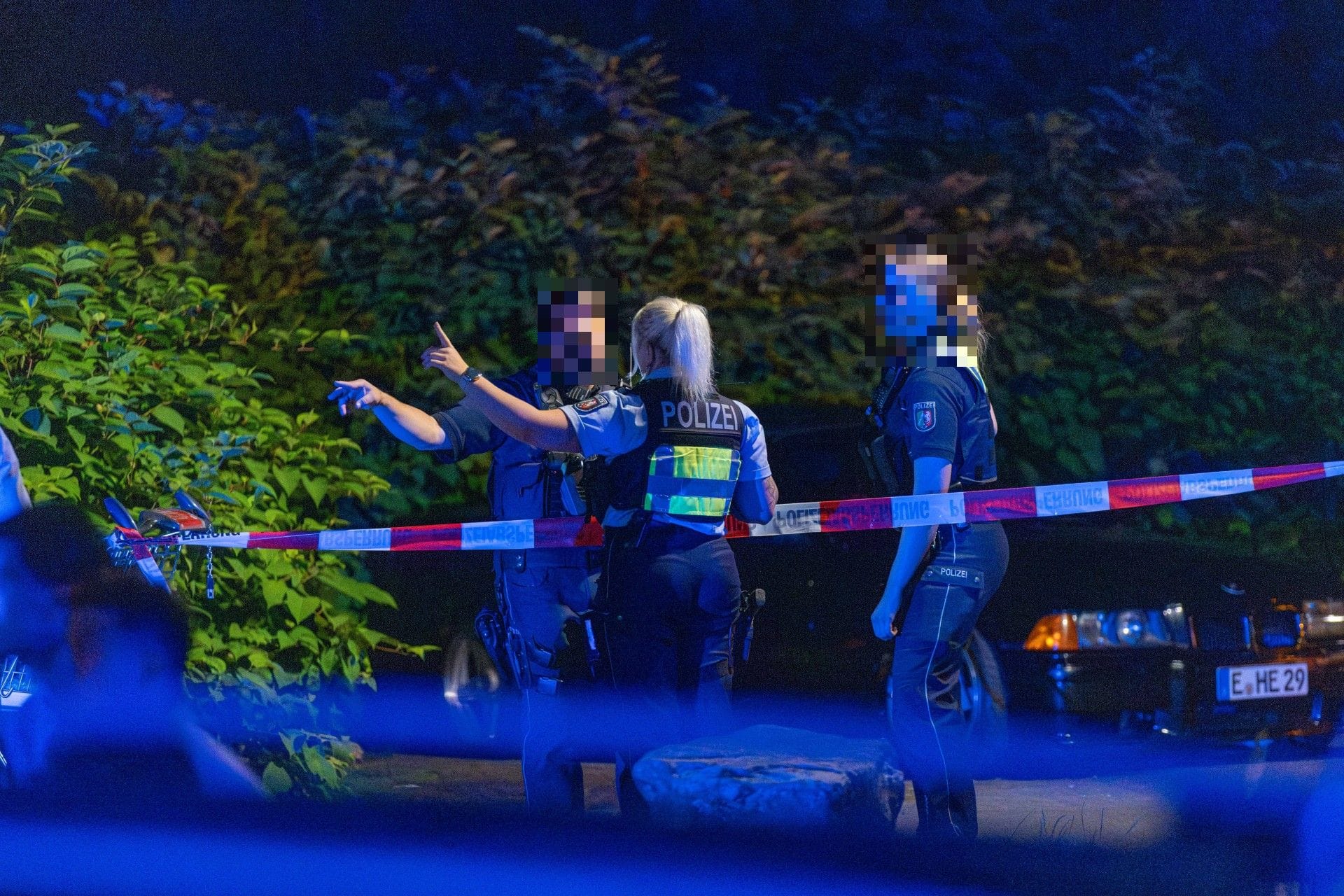 Einsatzkräfte sichern einen Tatort: Die Mordkommission hat die Ermittlungen übernommen.
