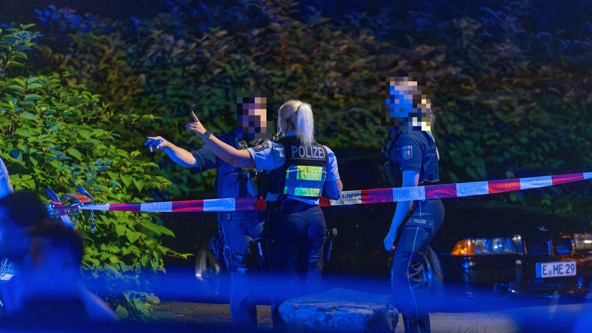 Einsatzkräfte sichern einen Tatort: Die Mordkommission hat die Ermittlungen übernommen.