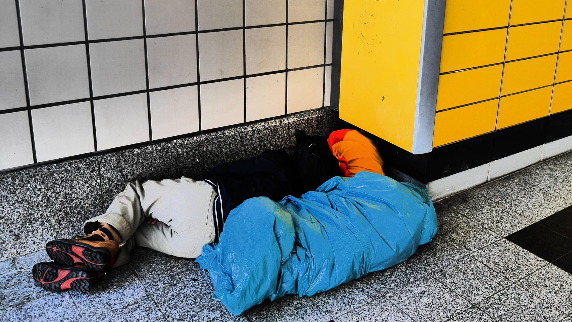 Obdachlose Person am Bahnhof Zoologischer Garten (Symbolbild): Die weiteren Ermittlungen sind noch immer nicht abgeschlossen. Obdachlose Person am Bahnhof Zoologischer Garten (Symbolbild): Die weiteren Ermittlungen sind noch immer nicht abgeschlossen.